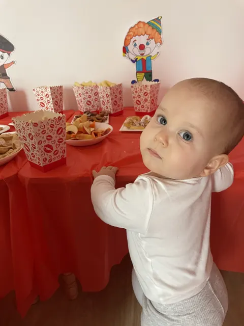 Maluch przy stole z przekąskami podczas balu